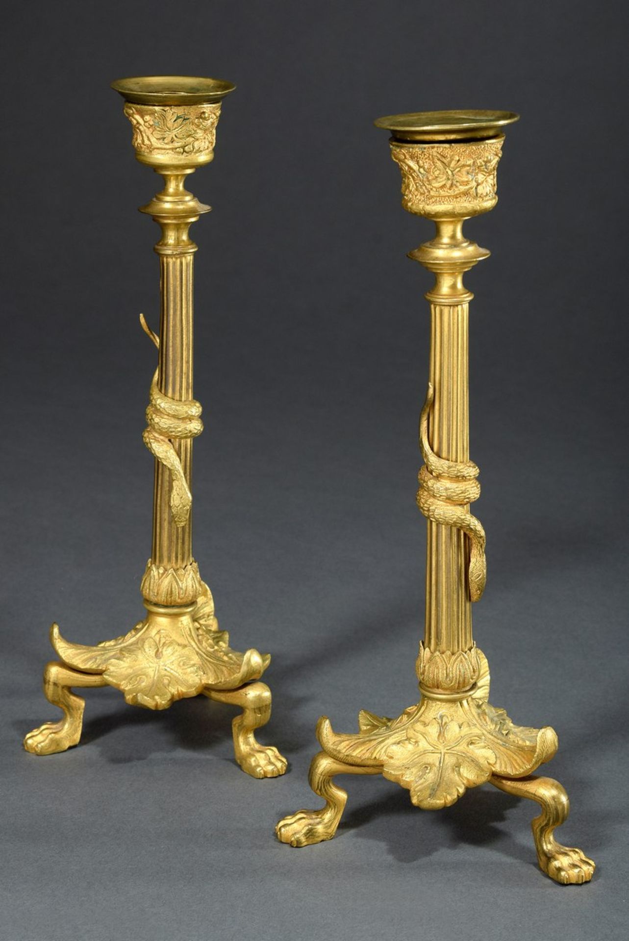 Paar vergoldete Gründerzeit Bronze Leuchter in antikisierender Form mit Tatzenfüßen und Schlangen,