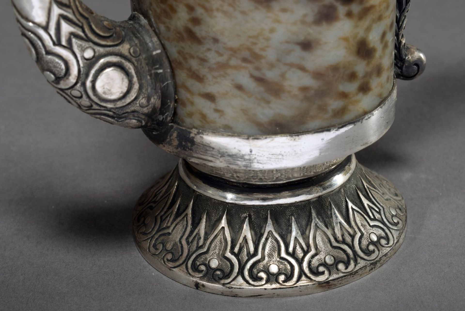Mongolische Jade Kanne mit reliefierter Silber Montierung sowie Türkis- und Korallencabochons, - Image 5 of 9