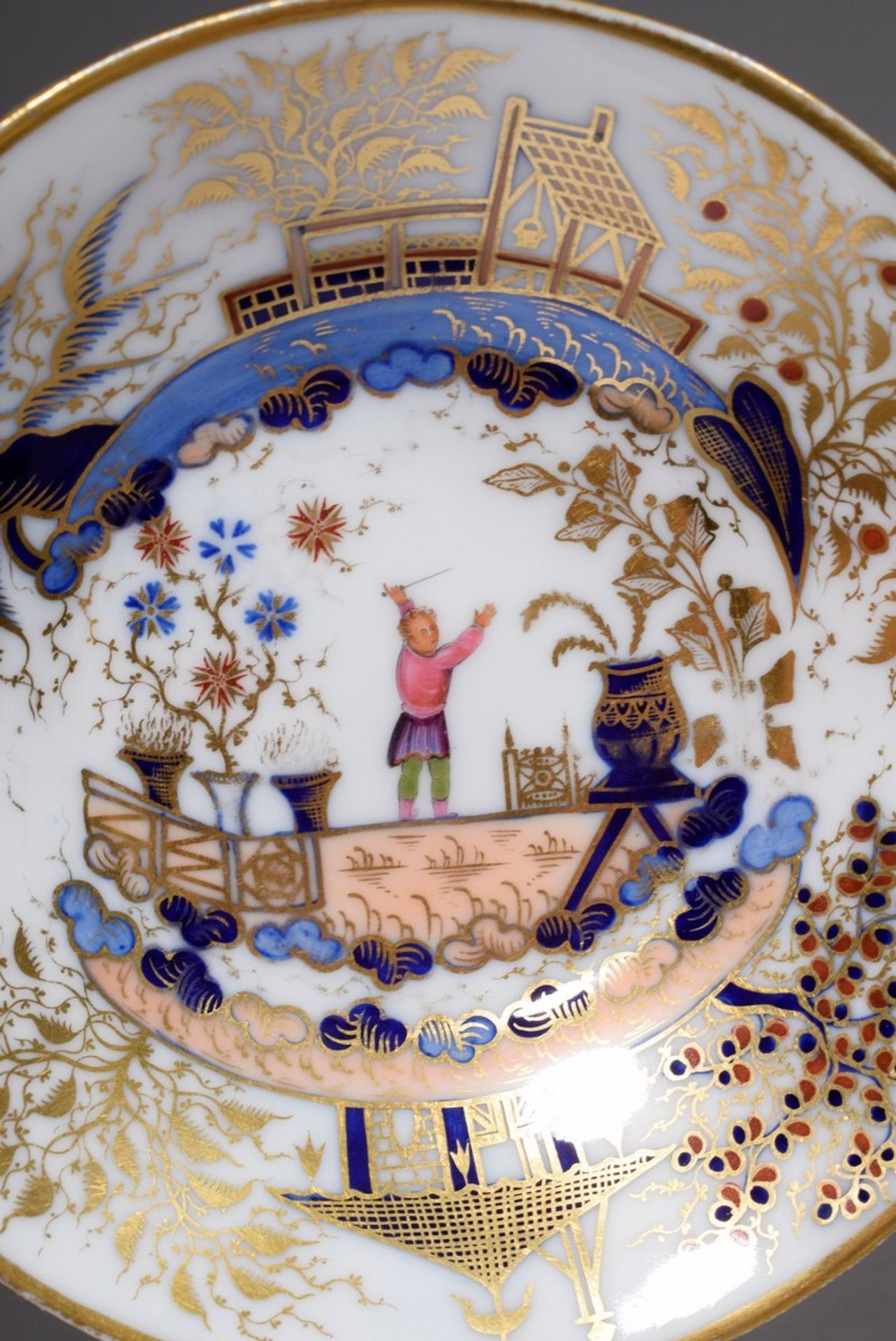 Englische Porzellan Tasse im chinesischen Stil "Landschaft mit Figuren", farbig bemalt, mit - Bild 5 aus 6