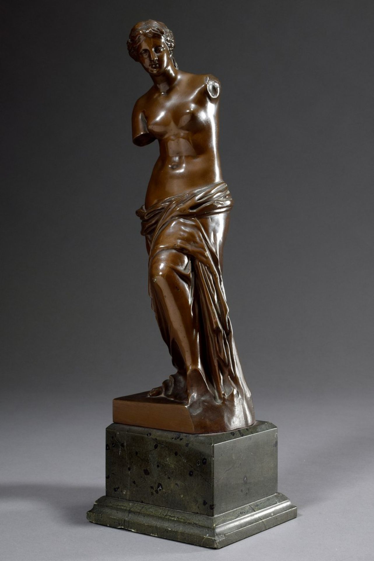 Bronze „Venus von Milo“ auf Basaltsockel, H. 32/40,5cm, Sockel etw. defekt