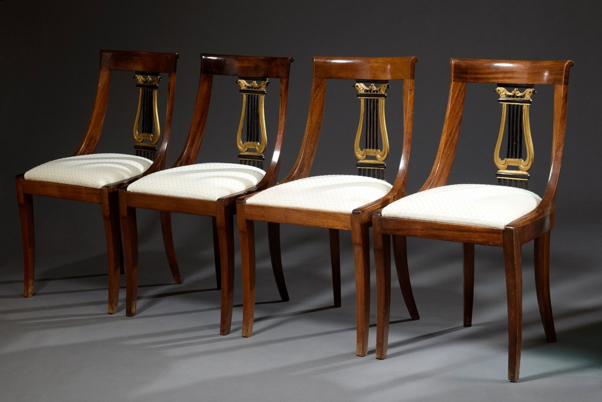 4 Stühle im Empire Stil mit geschnitztem Lyramotiv in der Lehne und hellen Sitzpolstern, Nussbaum, - Image 3 of 8