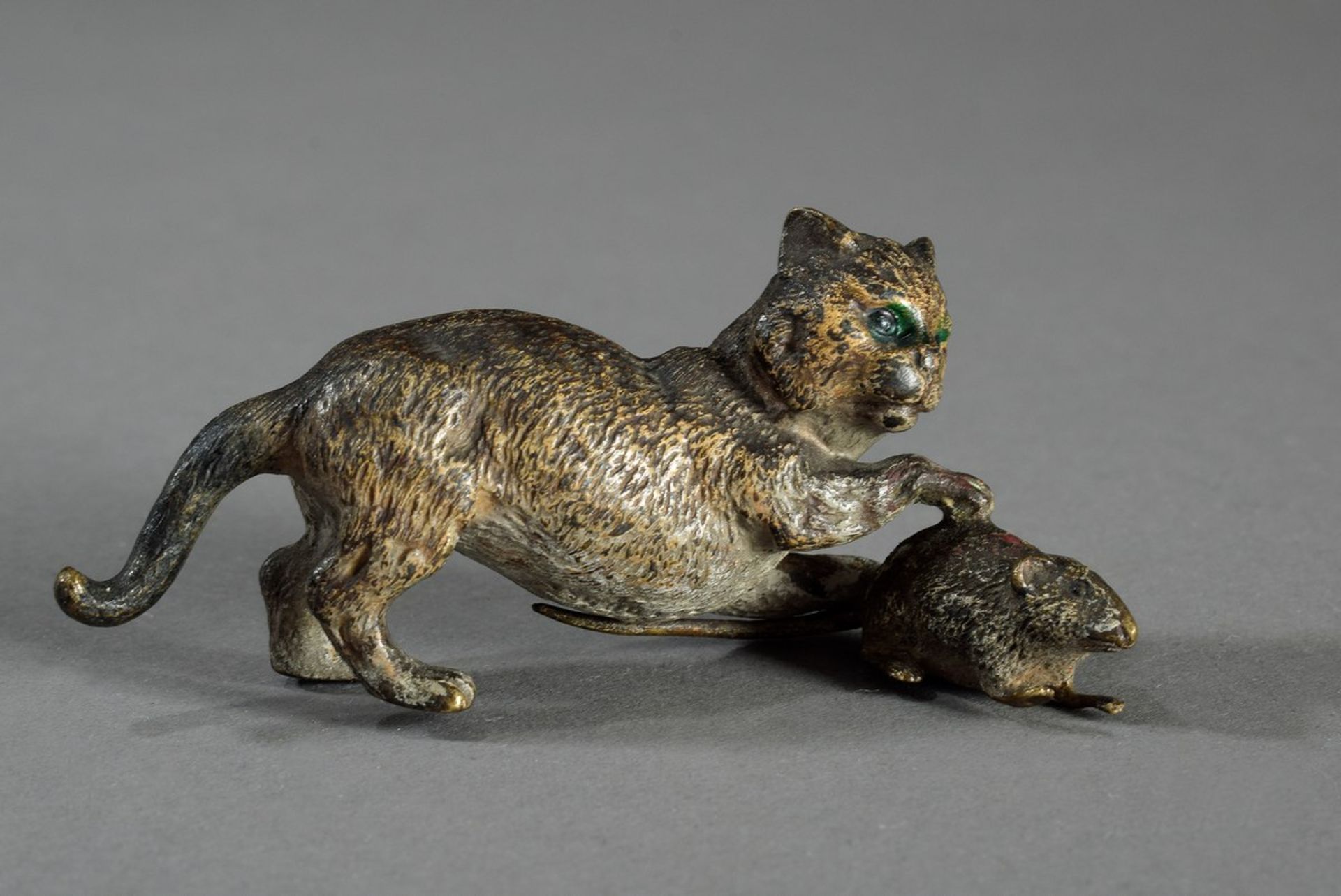 Wiener Bronze "Katz und Maus", farbig bemalt, schwer leserlich gemarkt, 8x3cm, etw. beriebenViennese