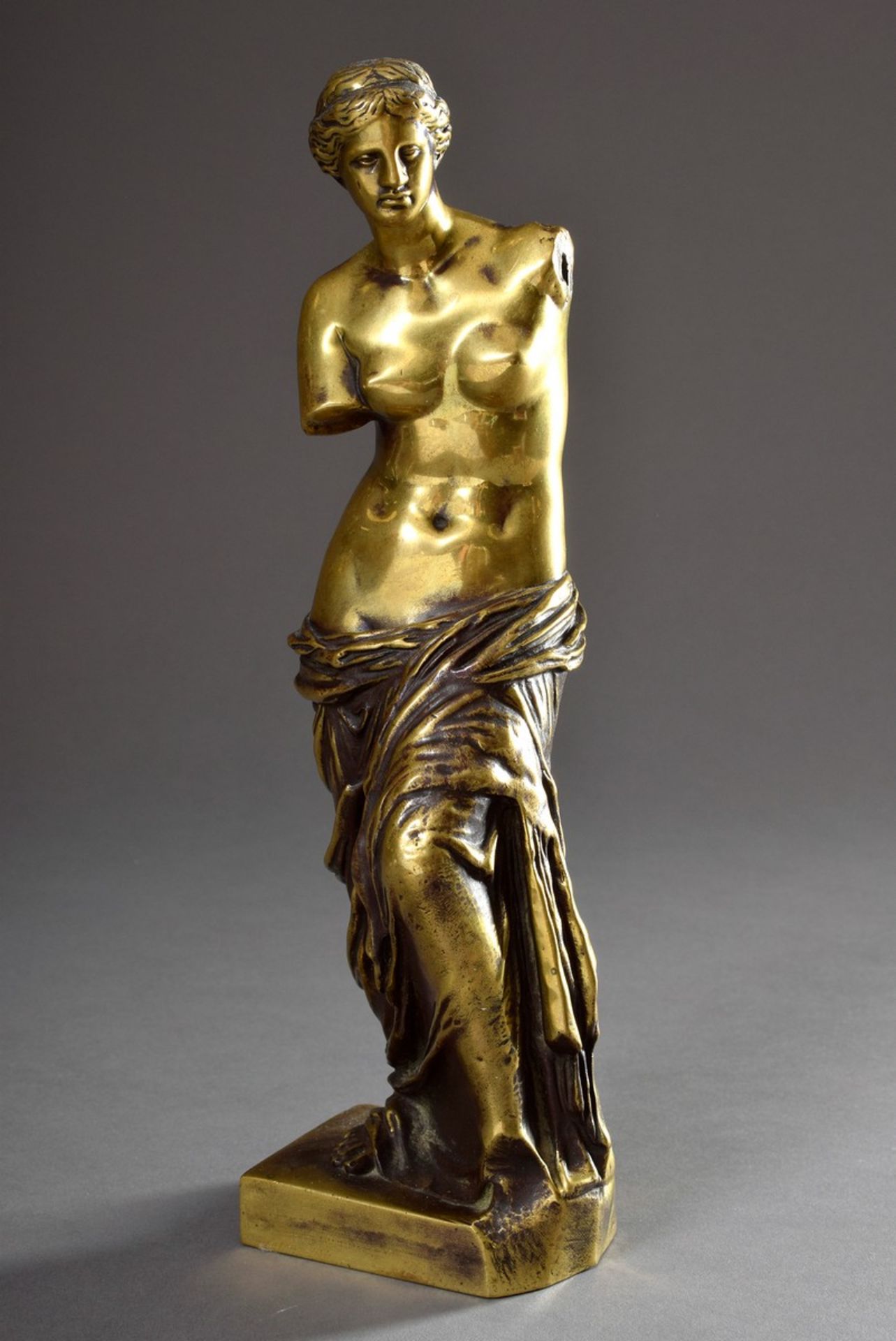 Gelbguss Plastik "Venus von Milo", Gießerstempel: "Rtion Sauvage" (R. Liod Sauvage), mit Resten