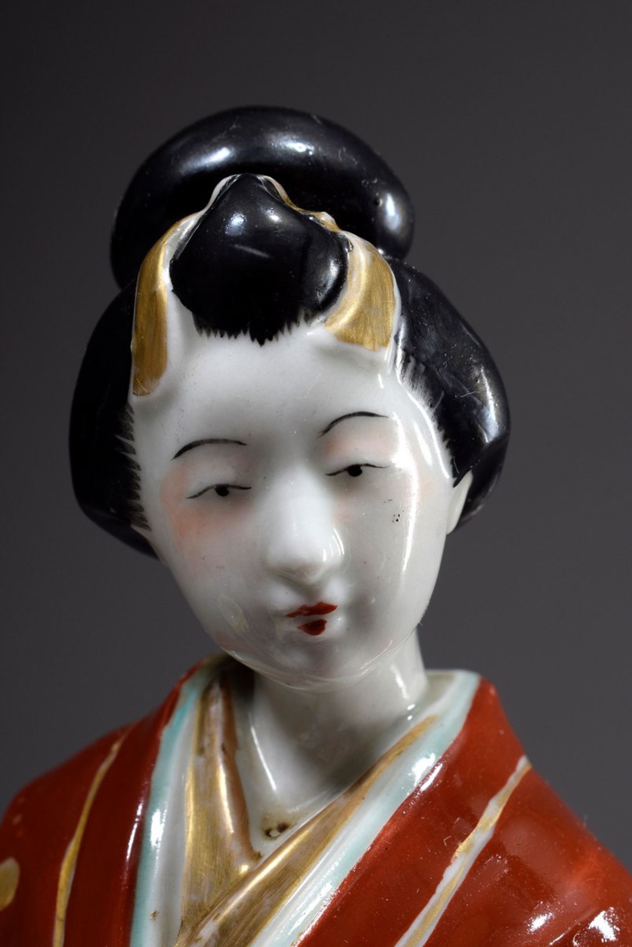 2 Kutani Porzellanfiguren "Damen in traditionellem Gewand", Japan um 1910, H. 26/28cm, 1x defekt2 - Image 7 of 7