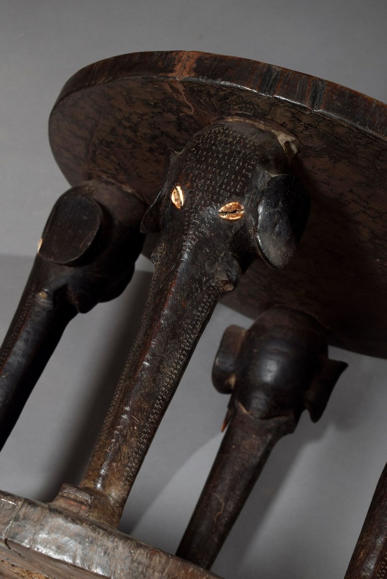 Afrikanischer Tisch/Hocker auf geschnitzten "Elefanten" Stützen mit Elfenbein- und - Bild 3 aus 4