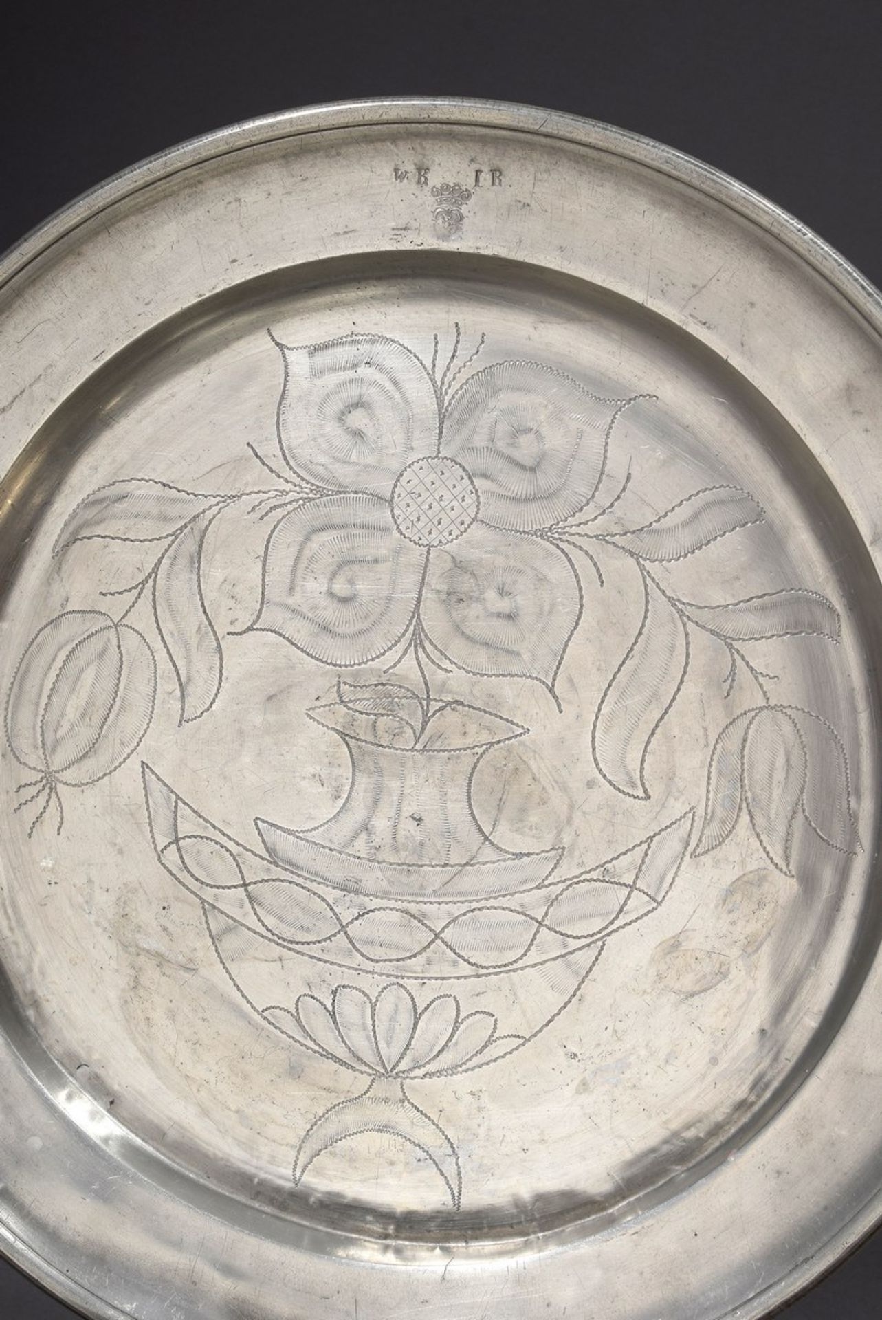 2 Diverse Teile Zinn: floral gravierter Teller mit Monogramm "WKIR" (gekrönter Rosenpunze mit " - Bild 2 aus 7
