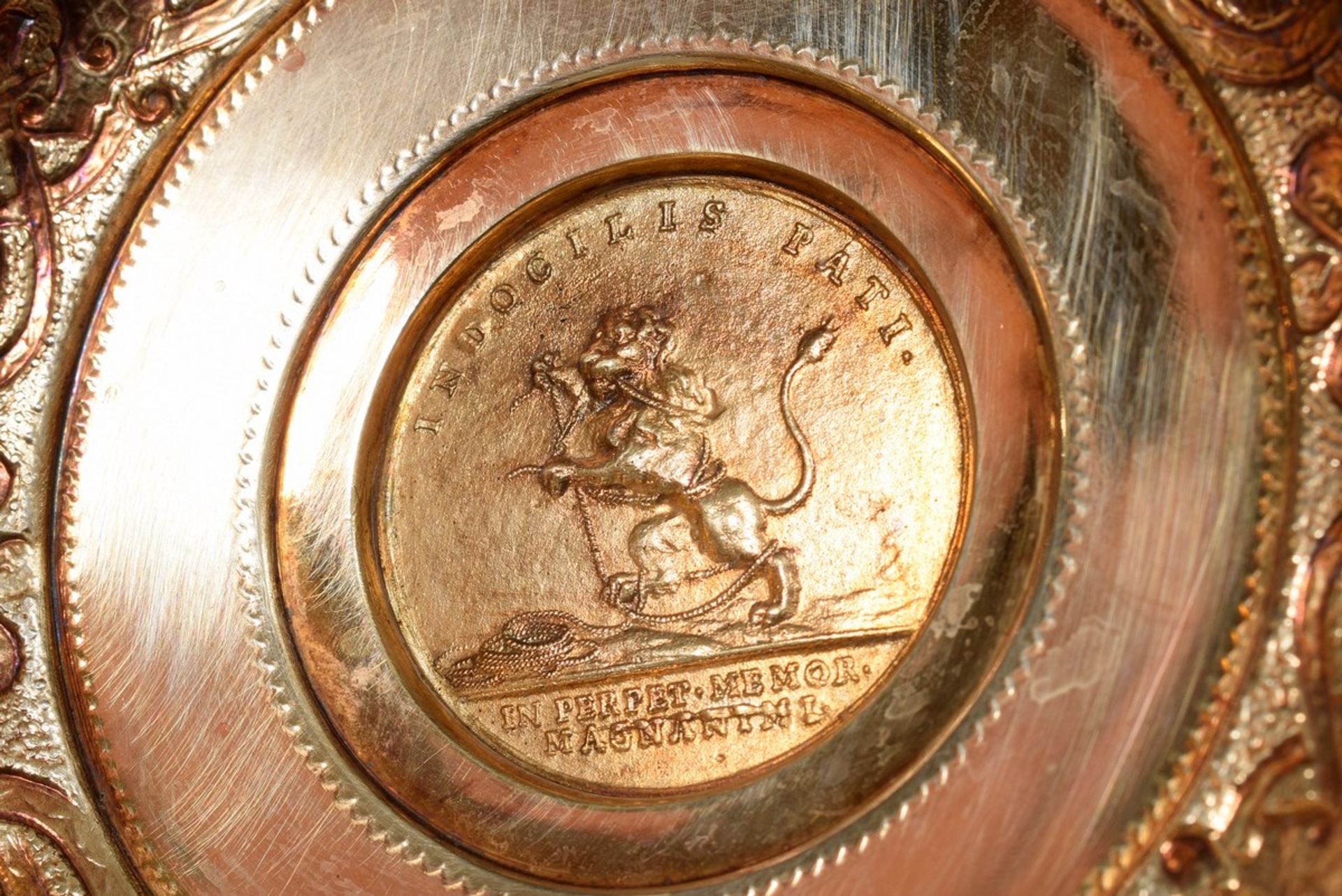 Schwedischer Segelpokal in antiker Façon mit reliefierten Kugelfüßen und -knauf sowie Medaille "1718 - Bild 12 aus 18