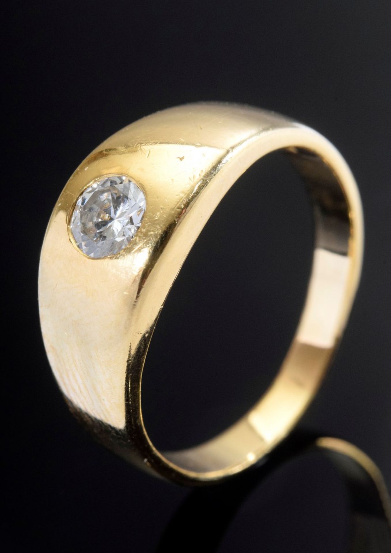 GG 750 Bandring mit Brillantsolitär (ca. 0.42ct/VVS/W), 7,5g, Gr. 61, unrund, TragespurenGG 750 band