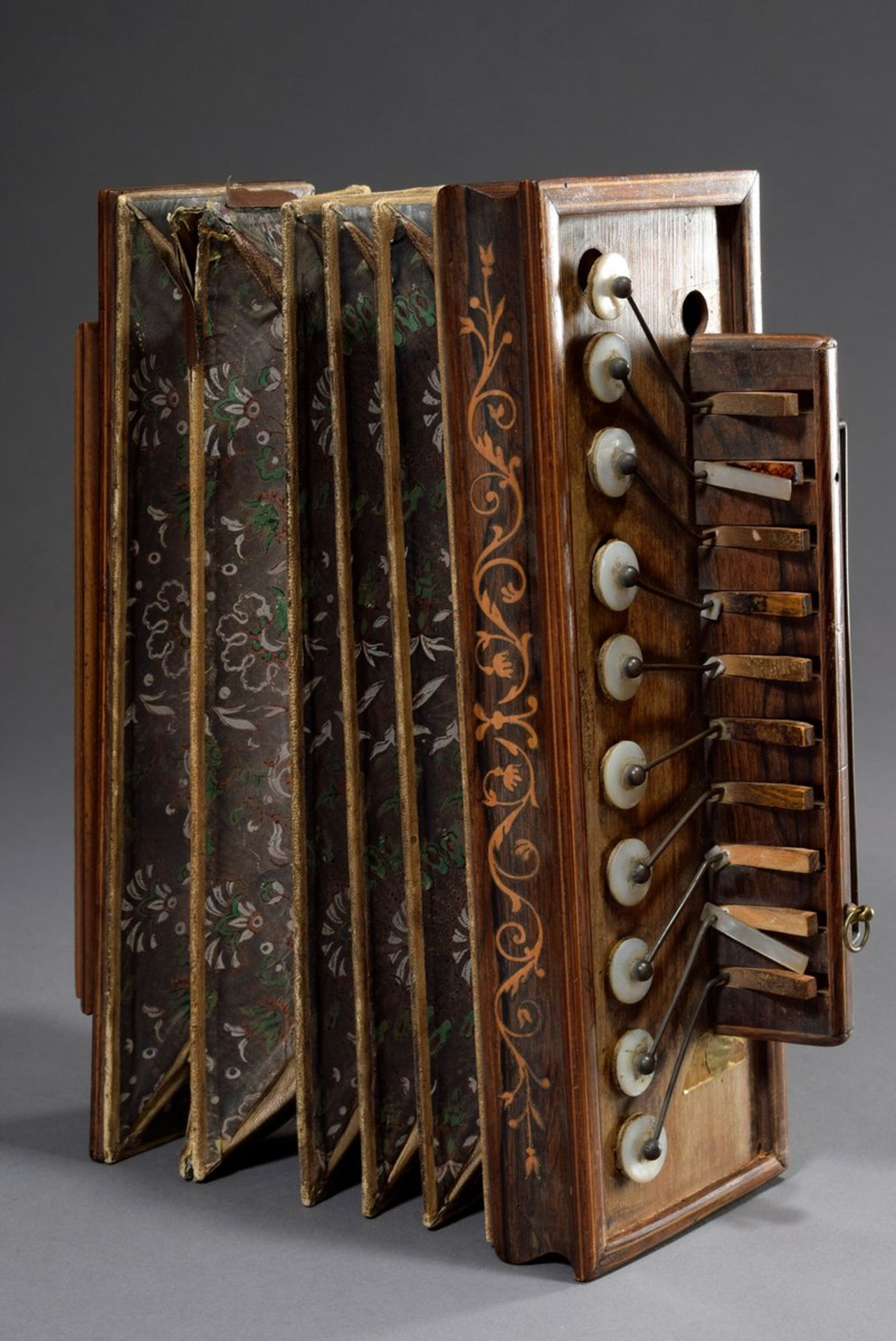 Englisches Akkordeon mit intarsiertem Mahagonigehäuse, Hersteller Keith Prowse & Co./London, 19.Jh.,