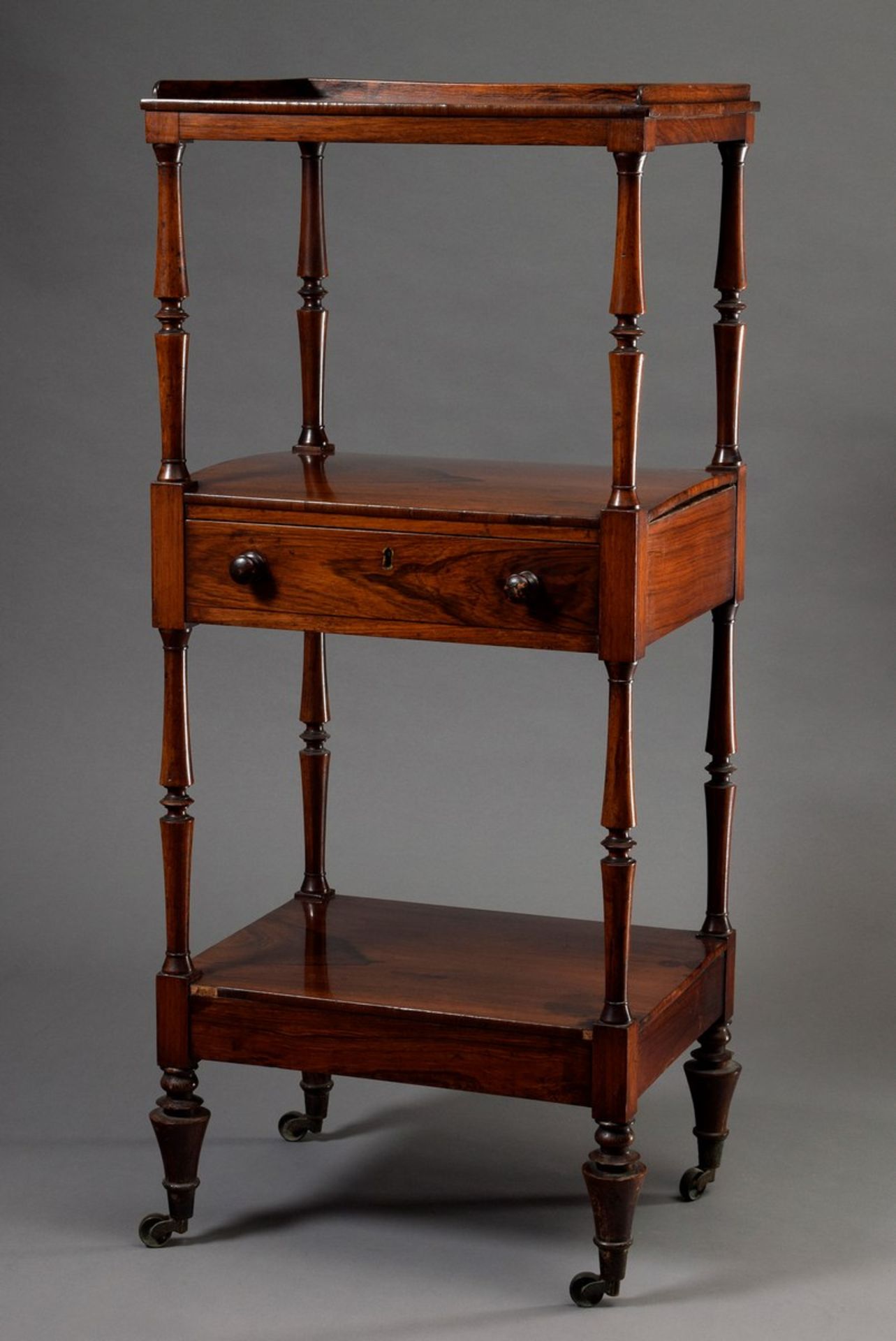 Mahagoni "Whatnot" Etagere mit 3 Ablagen und Schub auf Rollen, England 19.Jh., 105,5x45x35cm,