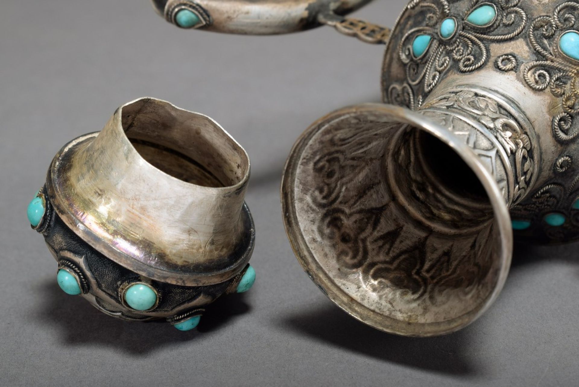 Mongolische Jade Kanne mit reliefierter Silber Montierung sowie Türkis- und Korallencabochons, - Image 8 of 9