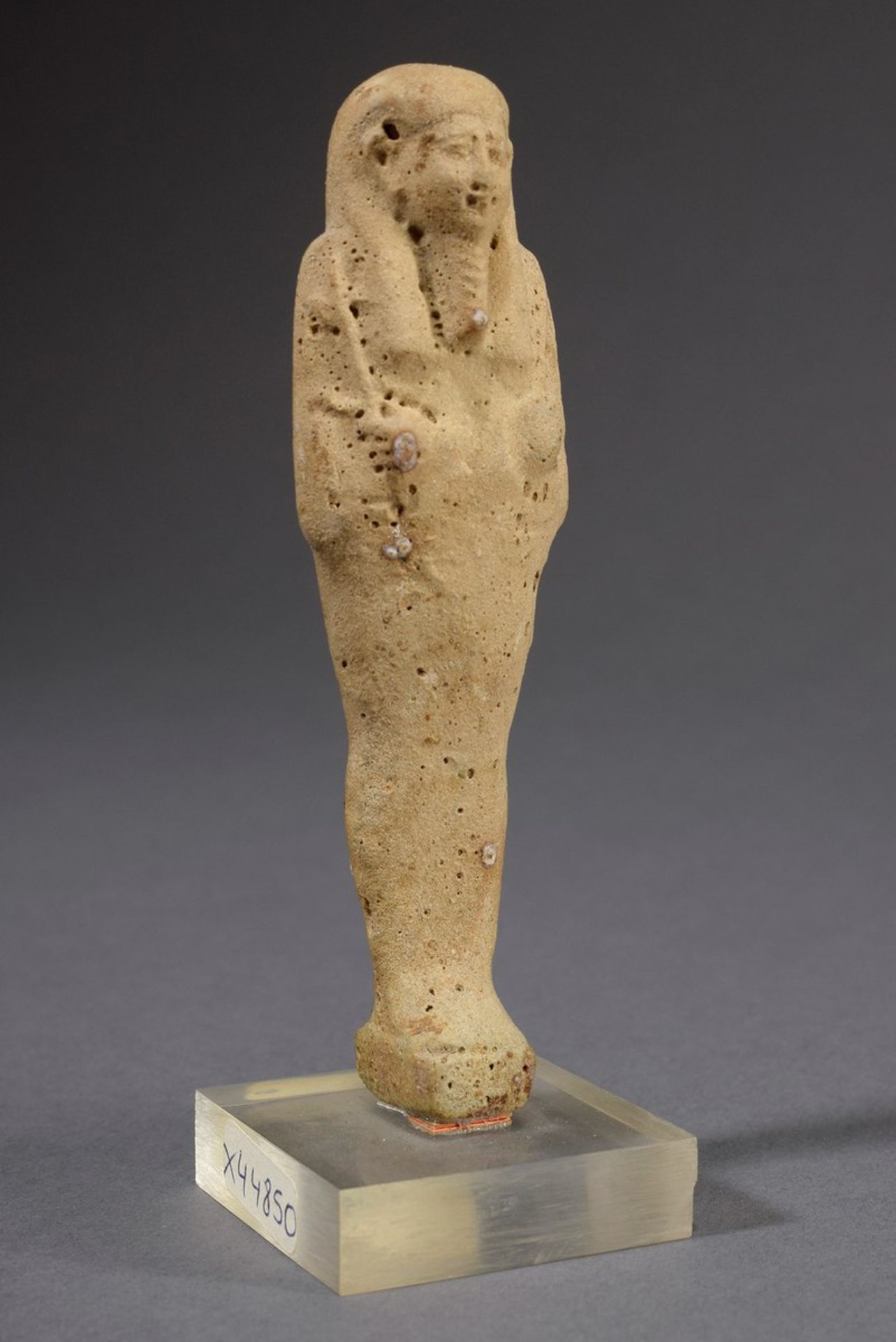Uschebti mit Resten heller Glasur, Darstellung mit Hacken und Saatbeutel, wohl Sais (26. Dynastie) - Bild 2 aus 6