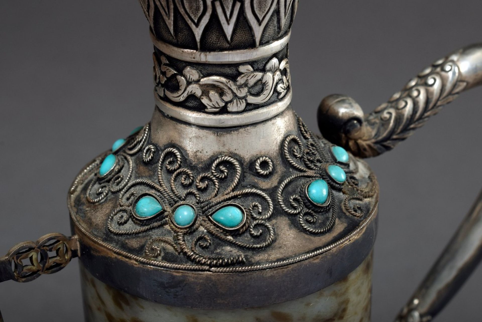 Mongolische Jade Kanne mit reliefierter Silber Montierung sowie Türkis- und Korallencabochons, - Image 4 of 9