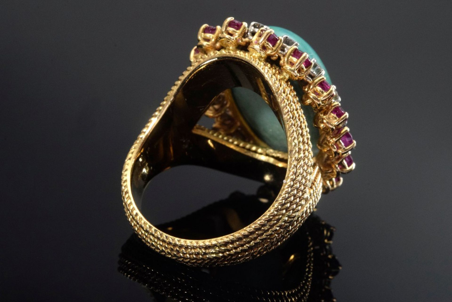 Opulenter handgefertigter GG 750 Ring mit Türkiscabochon, Brillanten (zus. ca. 0.24ct/SI/W) sowie - Bild 3 aus 4
