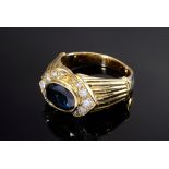 Handgearbeiteter GG 750 Ring mit gerifftem Kopfansatz und mittig facettiertem Saphir (ca. 1.5ct)