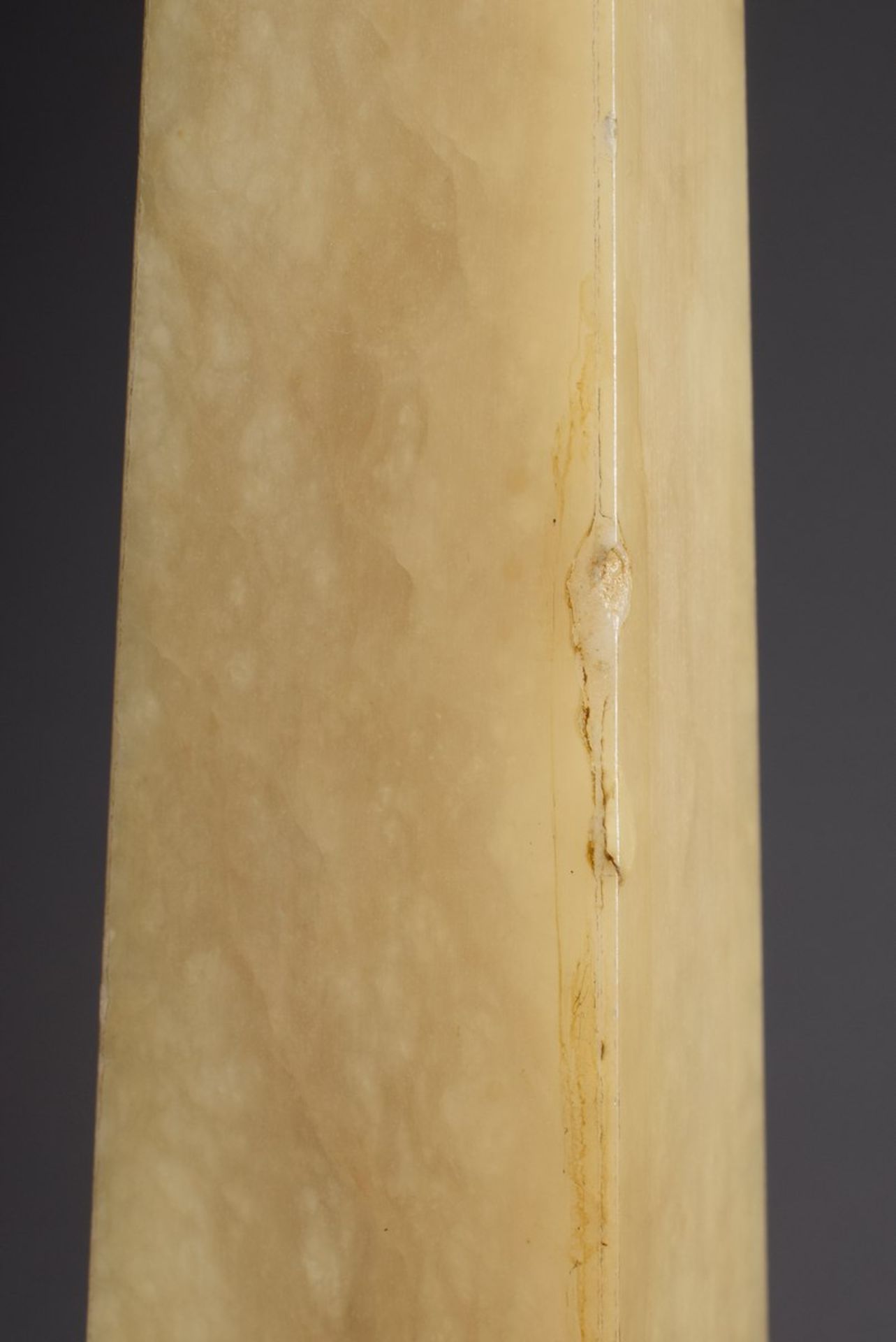 Dekorationsobelisk, beiger Marmor, H. 47cm, etwas bestoßen - Bild 3 aus 5