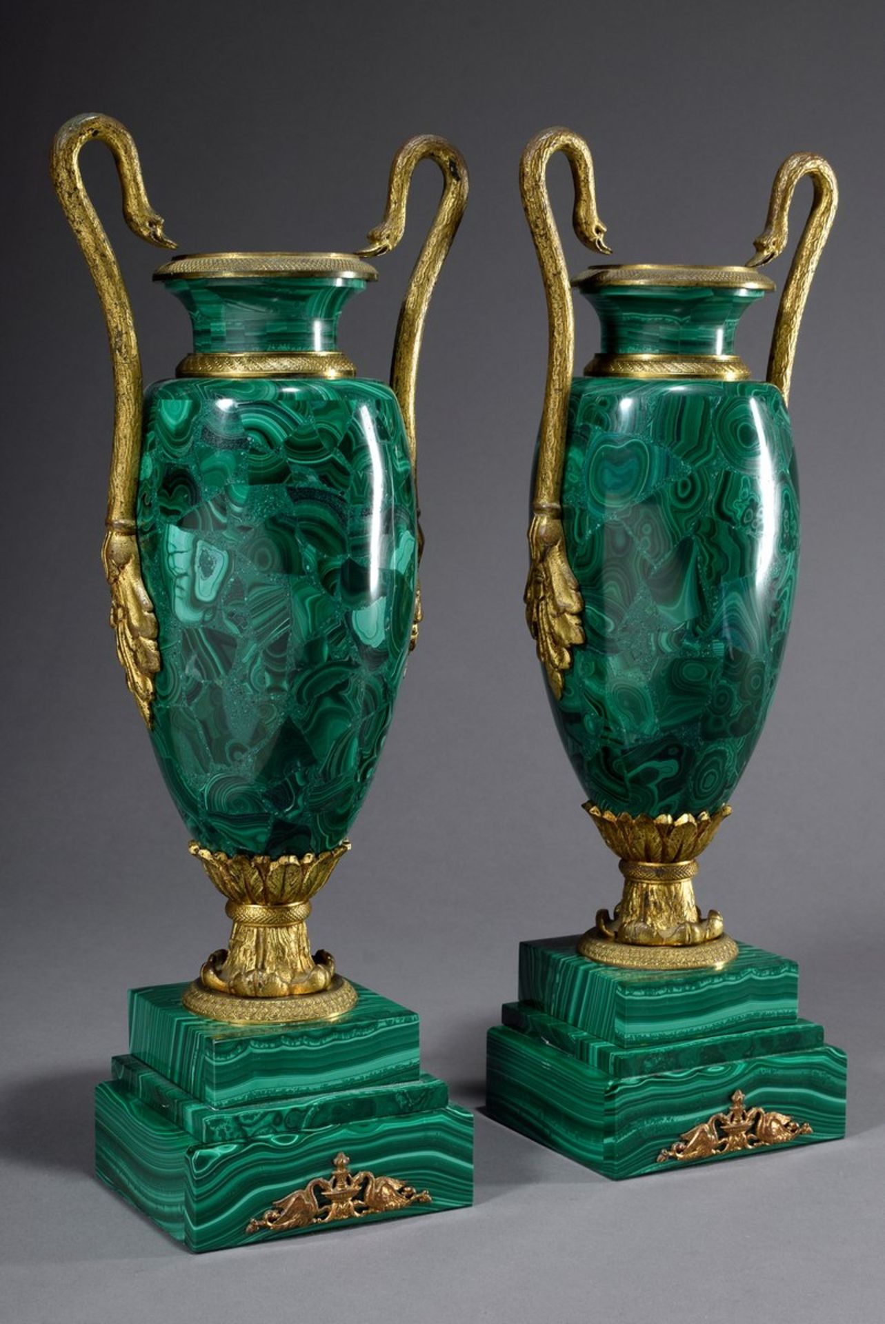 Paar Prunkvasen im Empire Stil mit ovoidem Malachit Korpus und ebensolchem Sockeln sowie vergoldeten