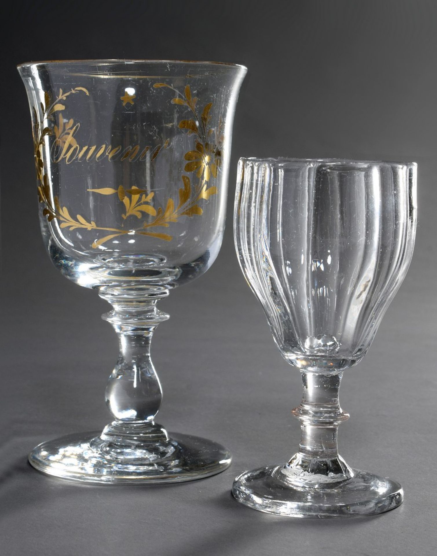 2 Teile antikes Glas: kleines facettiertes Weinglas und Kelch mit goldener Inschrift "Souvenir",