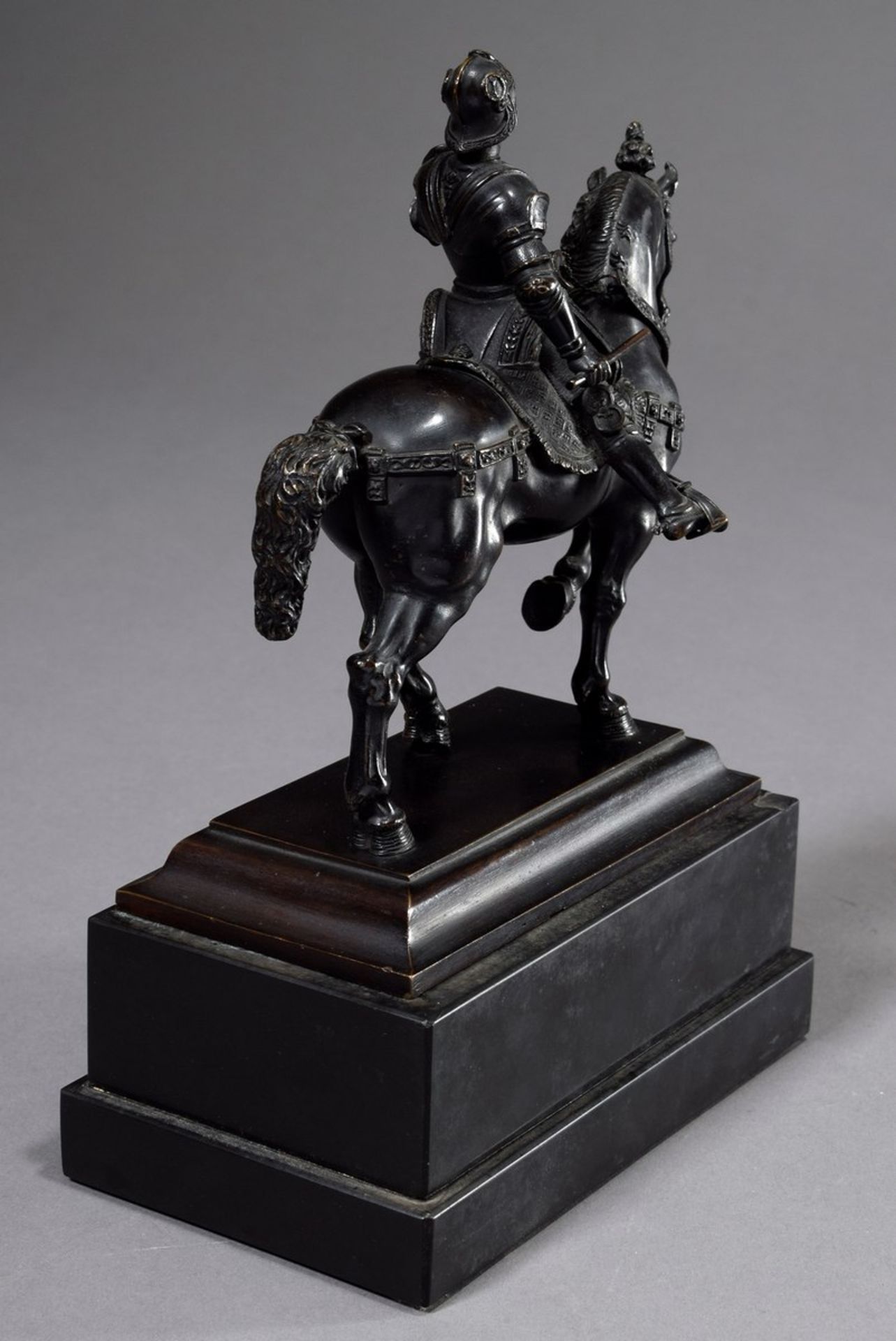 Kleine Bronze „Bartolomeo Colleoni“ nach Andrea del Verrocchio, dunkel patiniert, auf schwarzem - Bild 3 aus 9