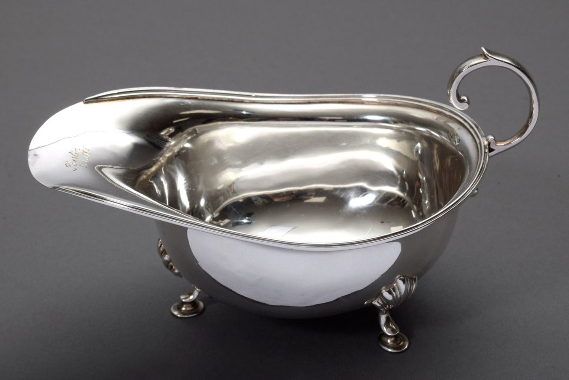 Englische Buttersauciere auf drei Füßen mit gravierter Widmung, Asprey, London 1914, Silber 925,