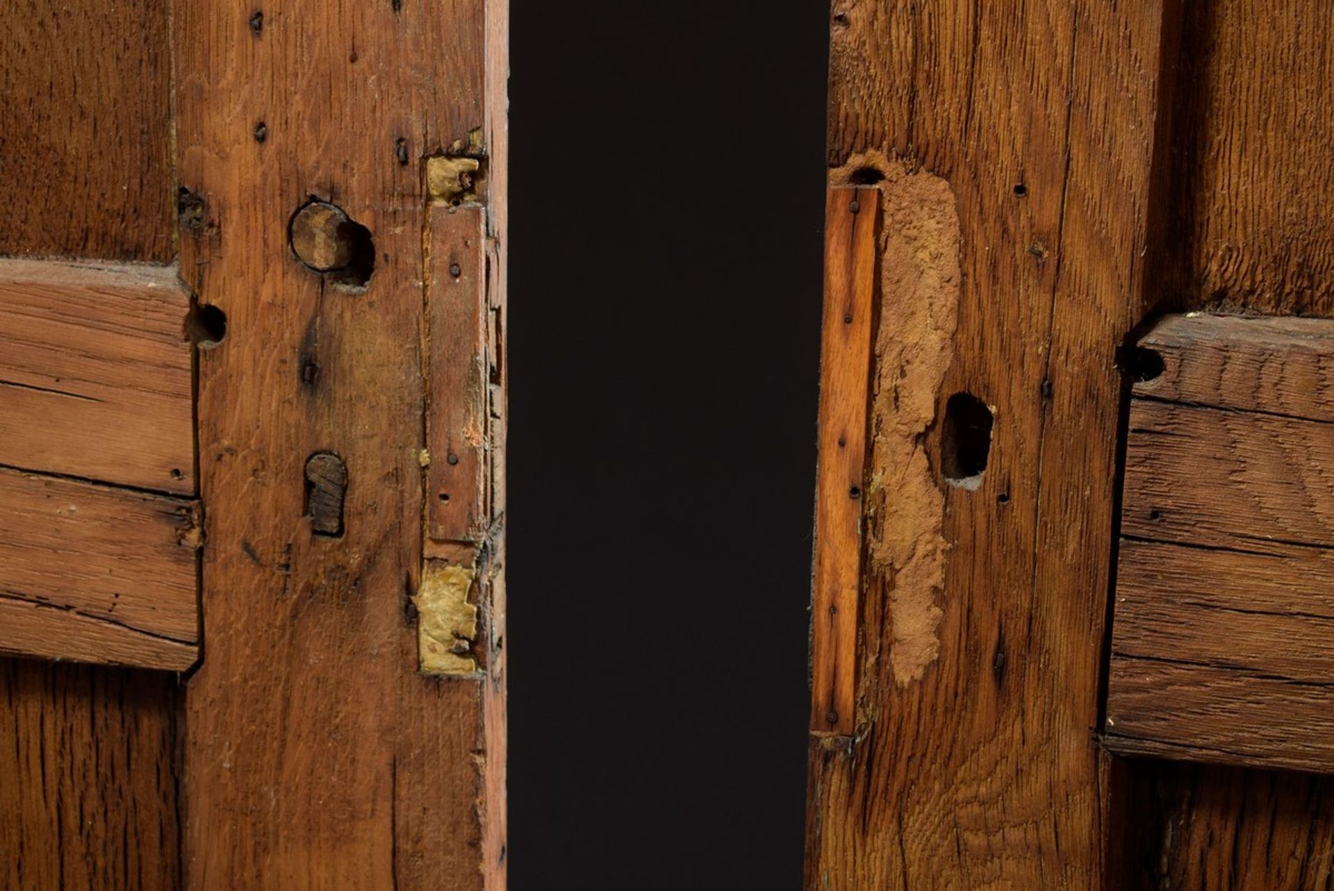 Paar antike Eichen Türen mit floral geschmiedeten Eisenbeschlägen, ca. 226x70cm, kleine Defekte, - Bild 4 aus 10