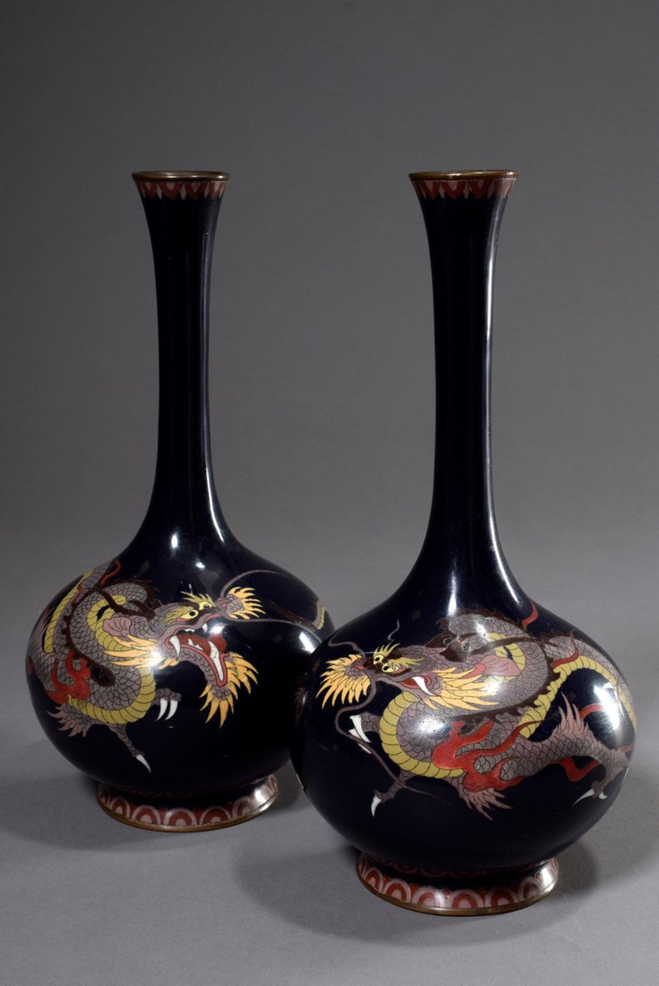 Paar japanische Cloisonné Vasen "Drachen" auf dunkelblauem Fond, um 1920, H. 31cm, etwas