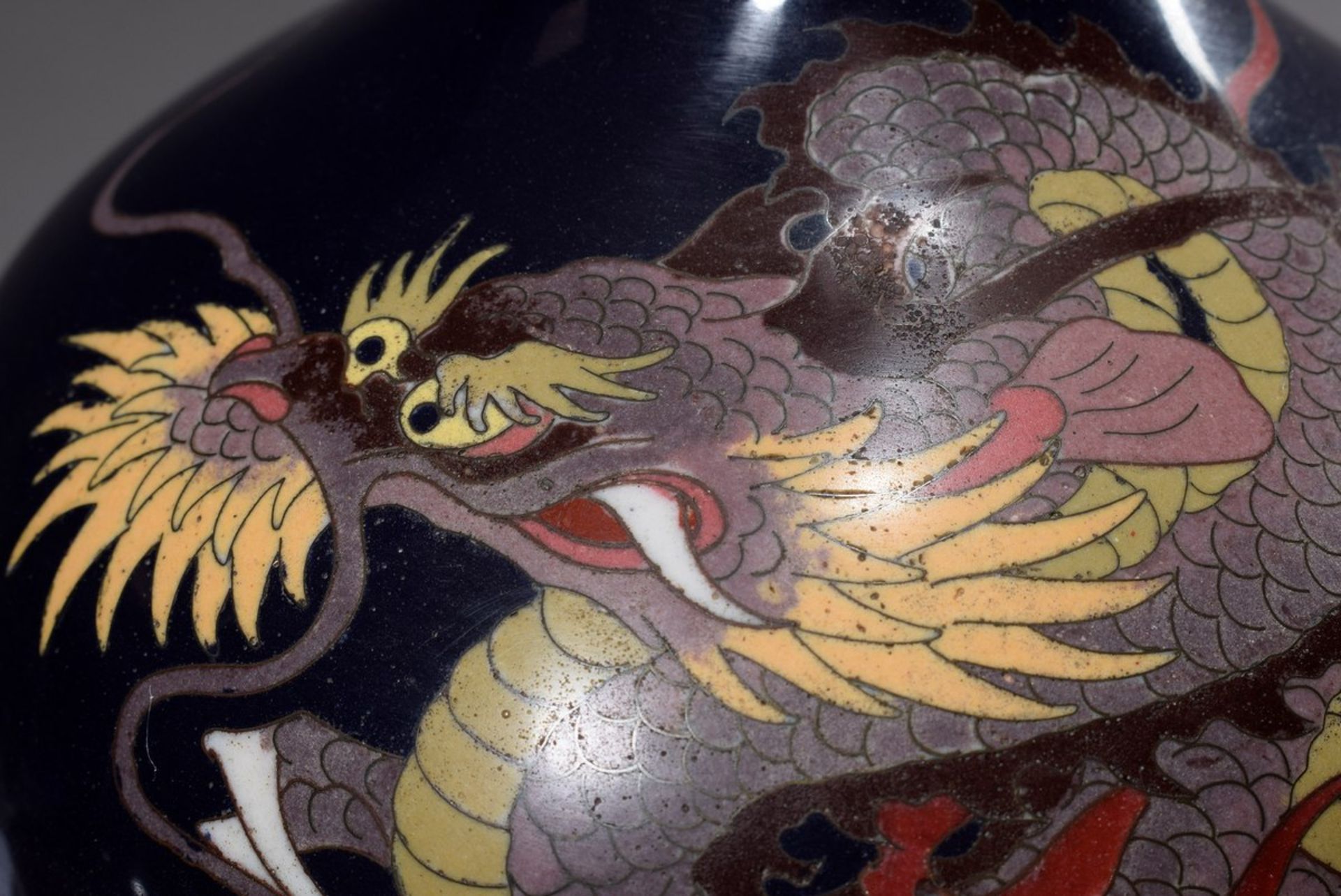 Paar japanische Cloisonné Vasen "Drachen" auf dunkelblauem Fond, um 1920, H. 31cm, etwas - Bild 6 aus 6