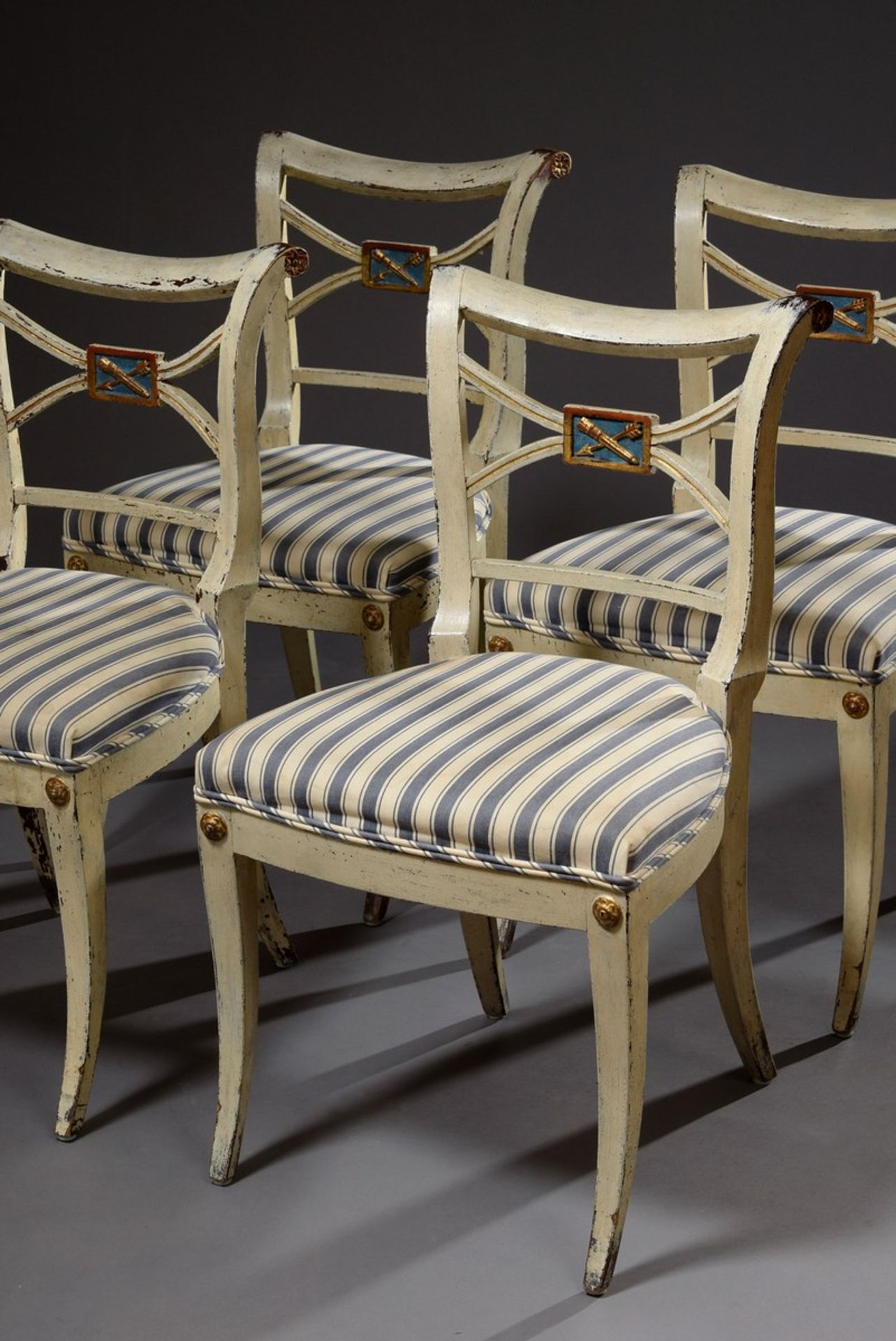 4 Gustavianische Stühle mit Kreuzverstrebung in der Lehne und geschnitztem Pfeilmotiv auf