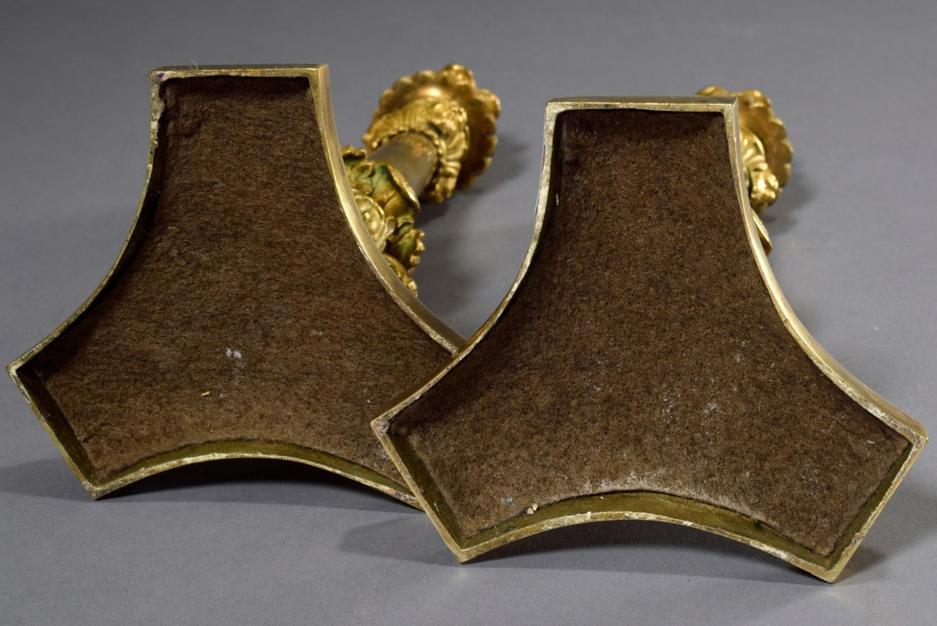 Paar feuervergoldete Bronze Leuchter auf fein gearbeiteten dreifachen Volutenfüßen mit Maskarons, - Bild 5 aus 5