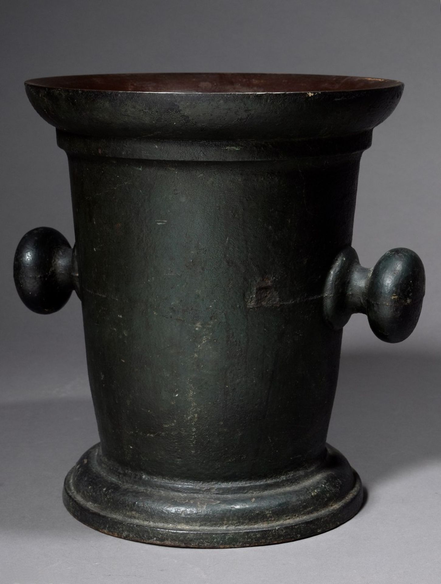 Großer Eisen Mörser mit knaufförmigen Handhaben, dunkelgrün patiniert, 19.Jh., H. 33cm, Ø 29cm,