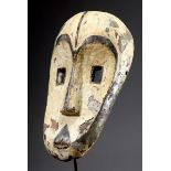 Afrikanische Fang Ritualmaske, Holz geschnitzt, weiß/schwarz patiniert, auf Ständer, Gabun,