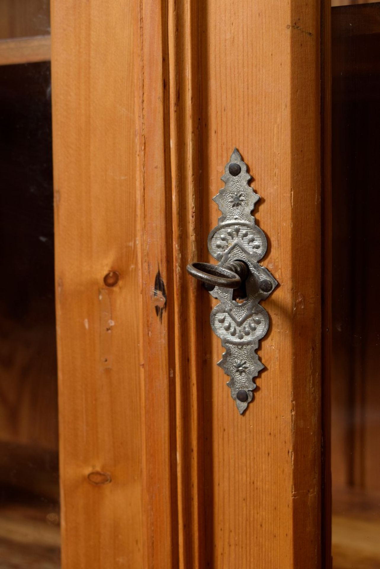 Weichholz Küchenschrank in schlichter Façon mit drei verglasten Schiebetüren, 216x149x45cmSoftwood - Bild 4 aus 6