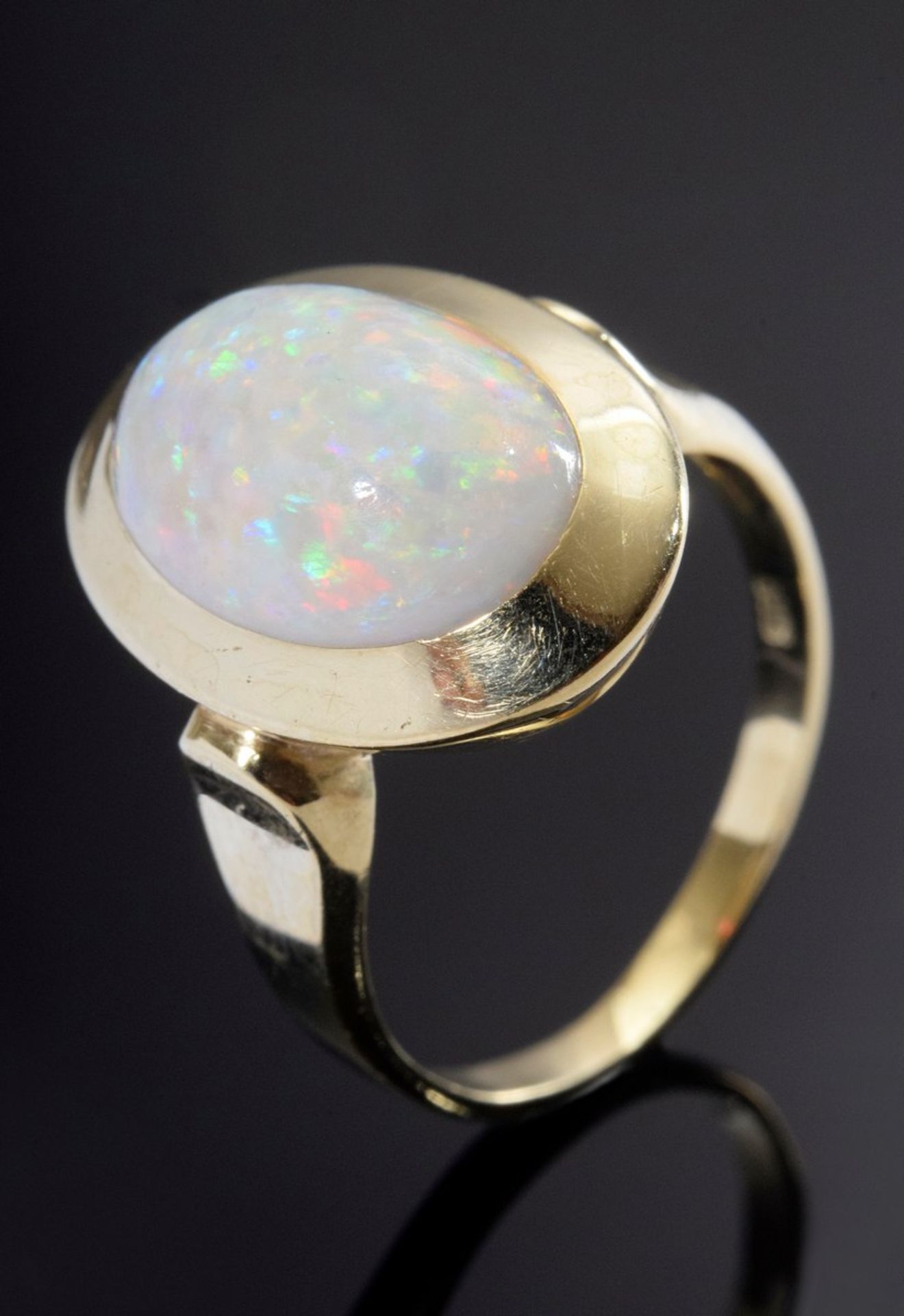 GG 585 Ring mit feinem weißen Opalcabochon (ca. 4,03ct), 5,25g, Gr. 59, unrund