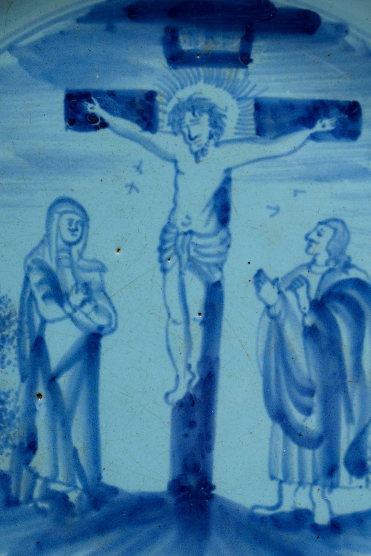 Fayence Teller mit Blaumalereidekor "Christus am Kreuz" und floral gestaltetem Rand, am Boden - Bild 2 aus 6