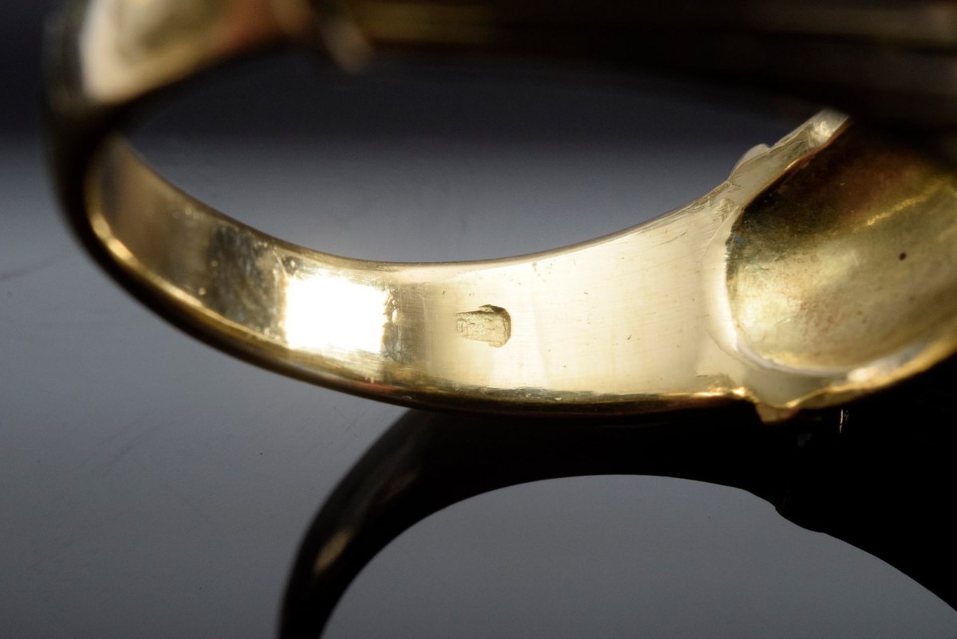 Handgearbeiteter GG 750 Ring mit gerifftem Kopfansatz und mittig facettiertem Saphir (ca. 1.5ct) - Bild 3 aus 3