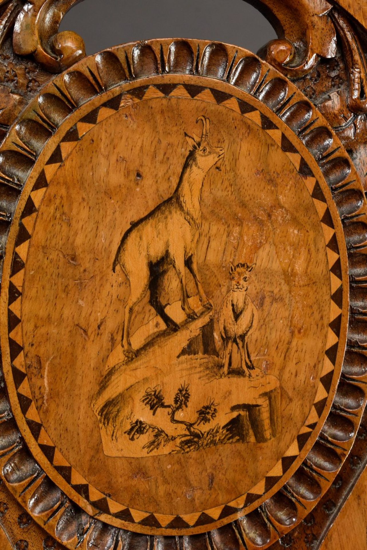 Historismus Jagdstuhl mit Schwarzlotmalerei und Intarsien "Gemsen" sowie reich beschnitztem - Bild 4 aus 10