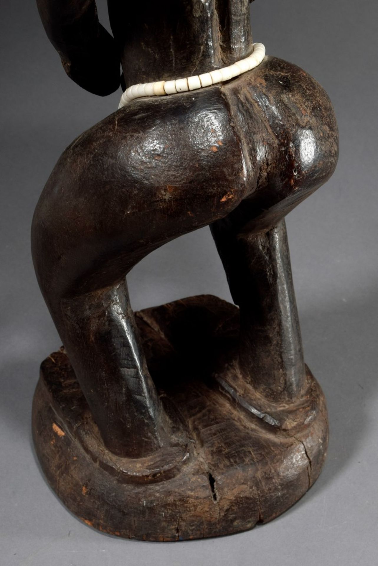 Afrikanische "Maternity" Figur mit Perlenketten und Skarifikationen, Holz geschnitzt und dunkel - Bild 6 aus 7