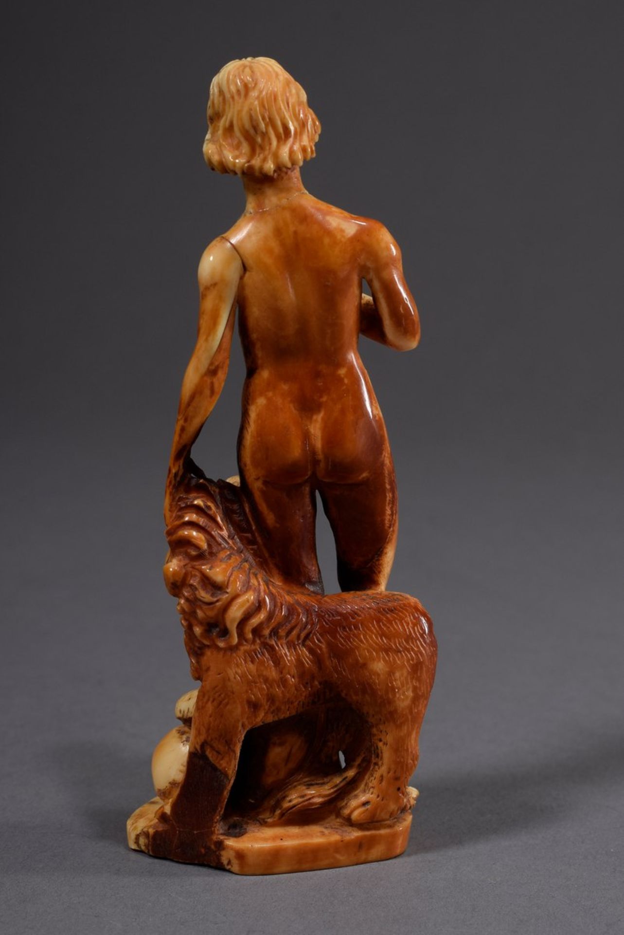 Elfenbeinschnitzerei "Prophet Daniel mit Löwe", Italien 16.Jh., H. 12,5cm, restauriert, Risse, - Bild 3 aus 4