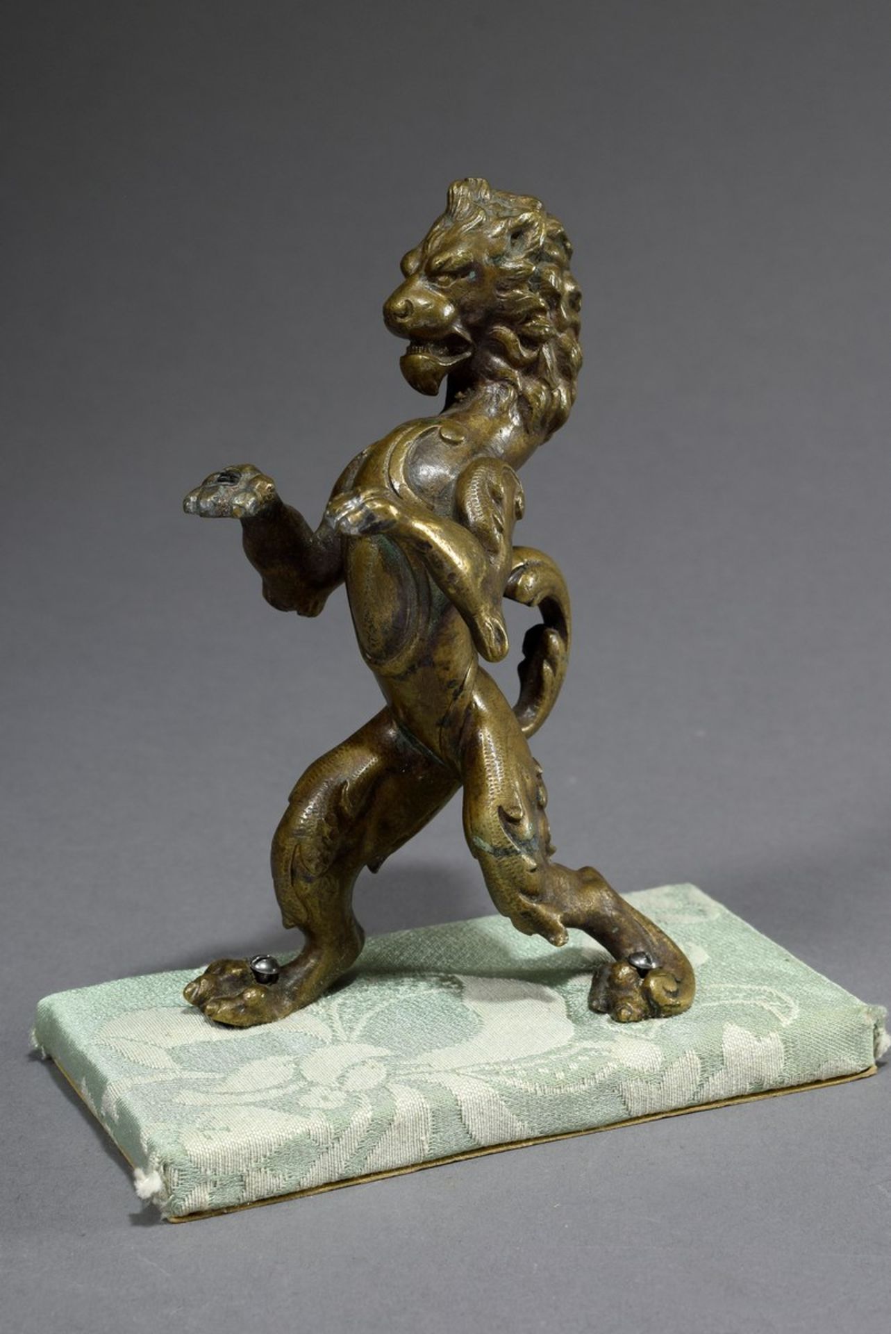 Skulptur „Steigender Löwe“, Gelbguss, auf Plinthe, Ende 19.Jh., H. 13,5/15cm, ehem. Slg. Walter - Bild 2 aus 5