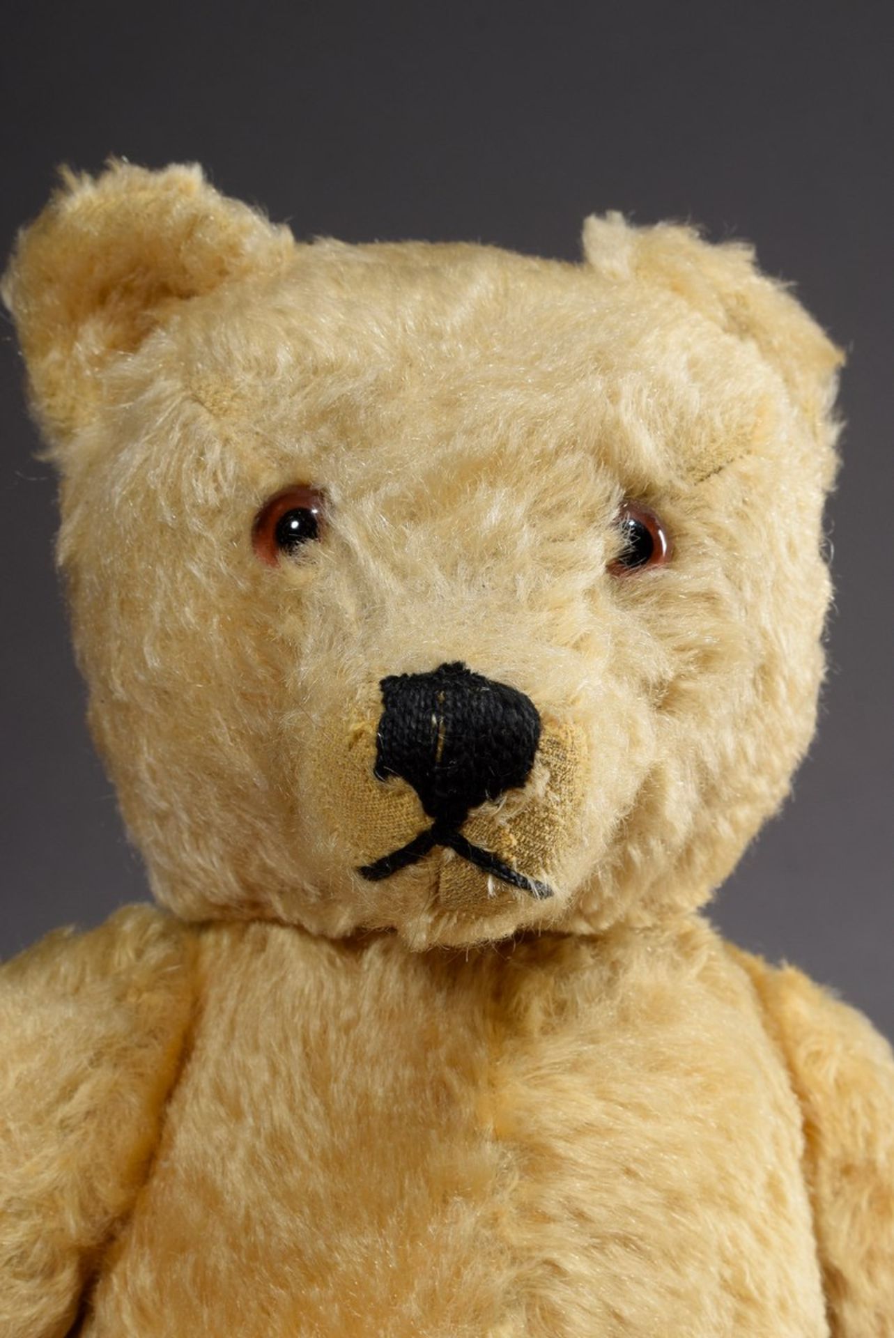 Steiff Teddybär mit beigem Mohair und braunen Glasaugen, Brummstimme, 2. Hälfte 20.Jh., H. 43cm, - Bild 4 aus 4