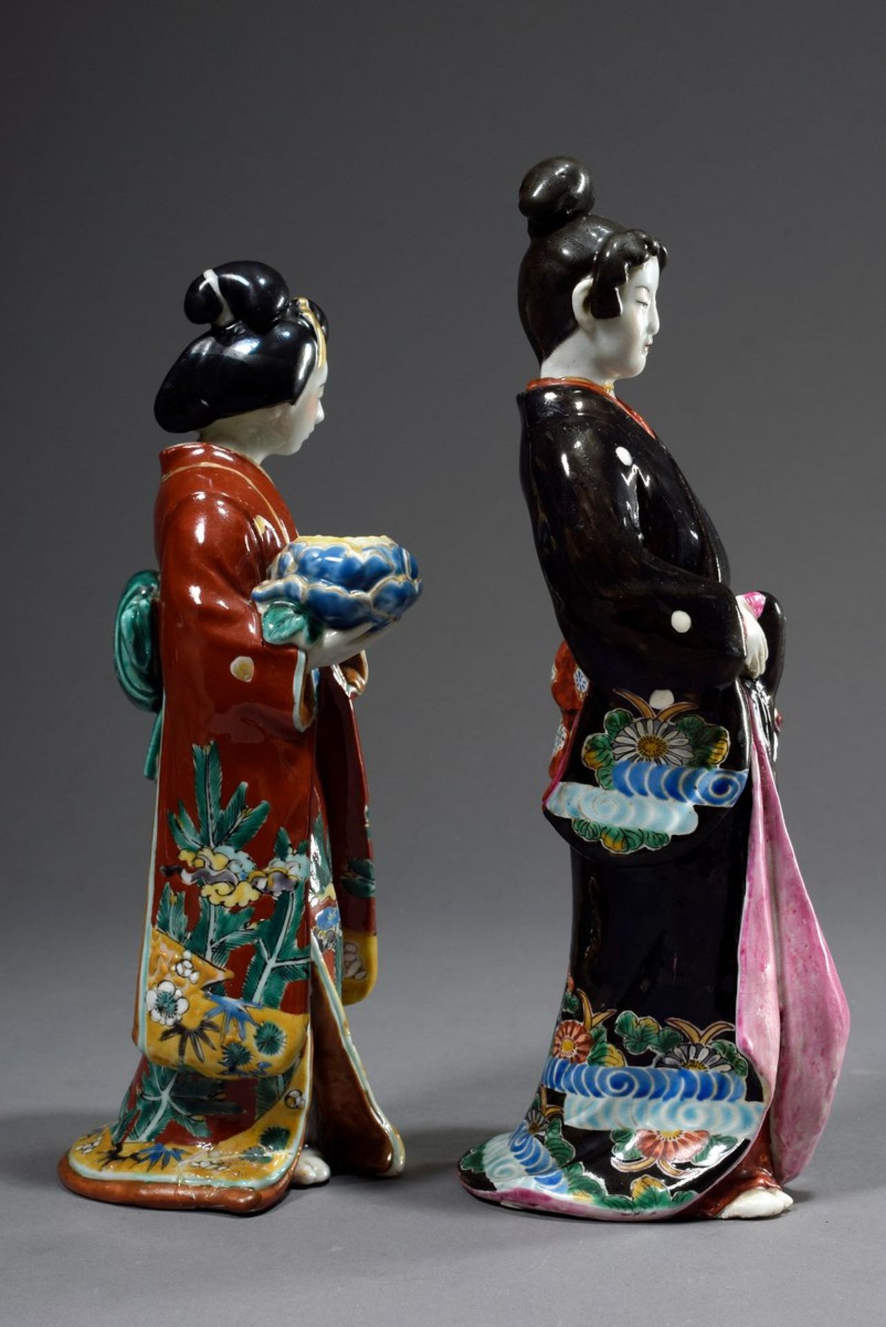 2 Kutani Porzellanfiguren "Damen in traditionellem Gewand", Japan um 1910, H. 26/28cm, 1x defekt2 - Image 2 of 7