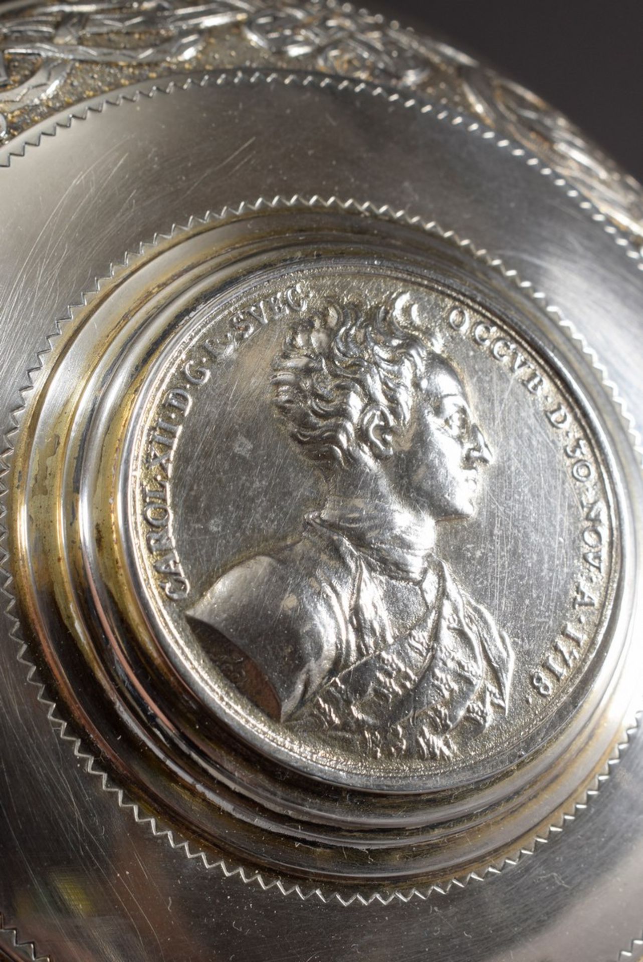 Schwedischer Segelpokal in antiker Façon mit reliefierten Kugelfüßen und -knauf sowie Medaille "1718 - Bild 10 aus 18