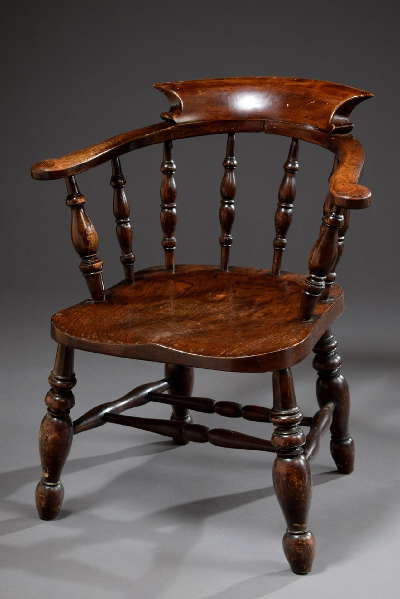 Captain's Chair mit gedrechselten, verstrebten Beinen, Ulme, dunkel gebeizt, H. 42/79,5cm, leichte