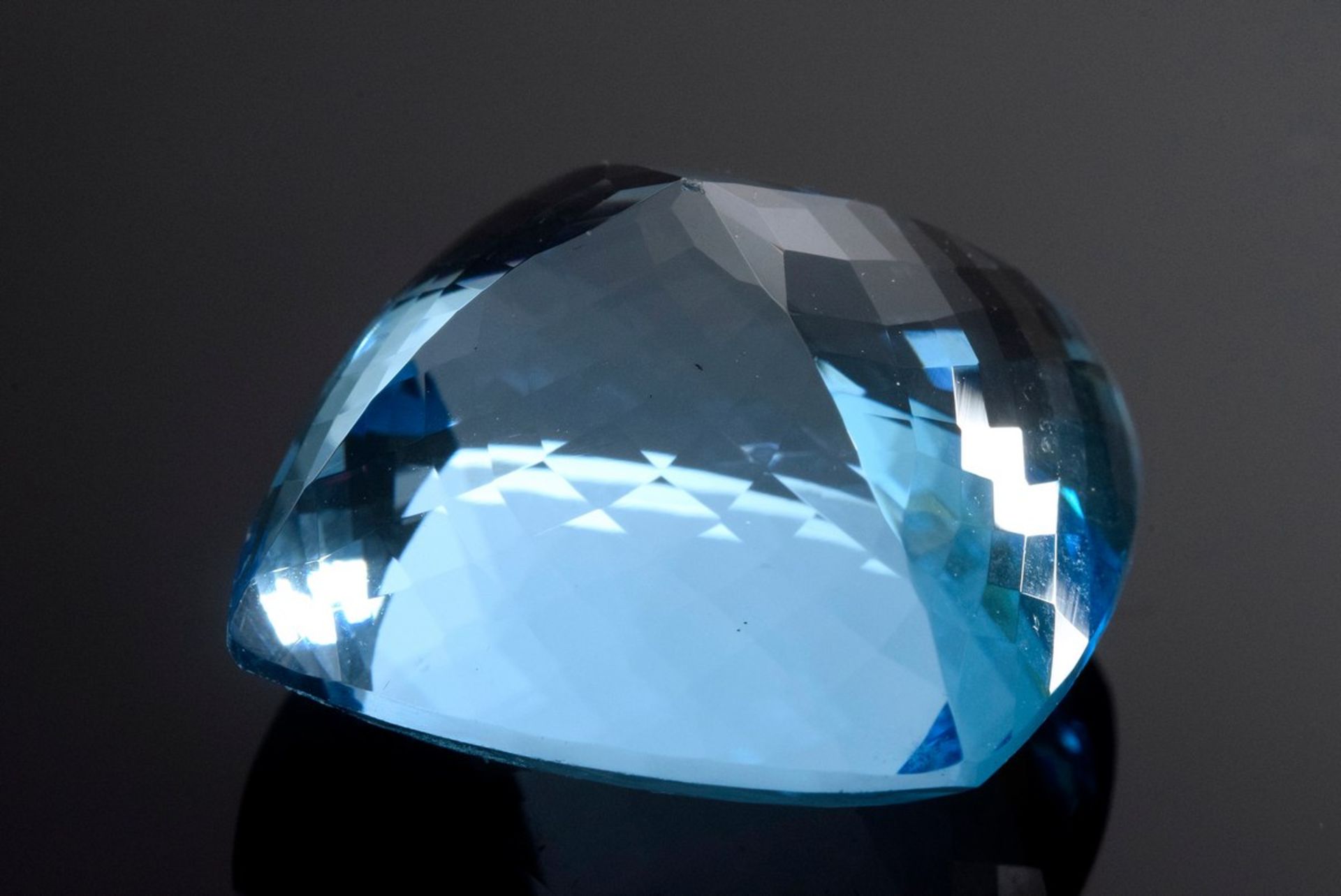 Blauer Edeltopas im Kissenschliff (ca. 56,7ct, 21,5x20,5x13,8mm), augenrein, bestrahlt - Bild 4 aus 4