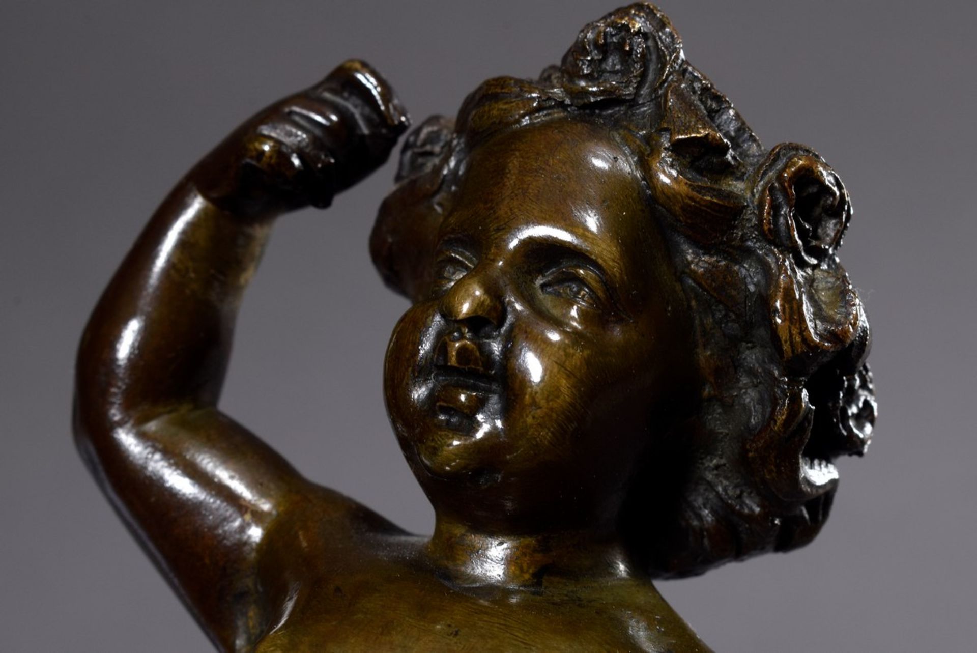 Boucher, Alfred (1850-1934) „Putto mit Blütenkranz“, sign., auf Marmor/Holz Sockel, H. 16/19cm, - Bild 5 aus 5