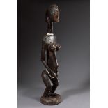 Afrikanische "Maternity" Figur mit Perlenketten und Skarifikationen, Holz geschnitzt und dunkel