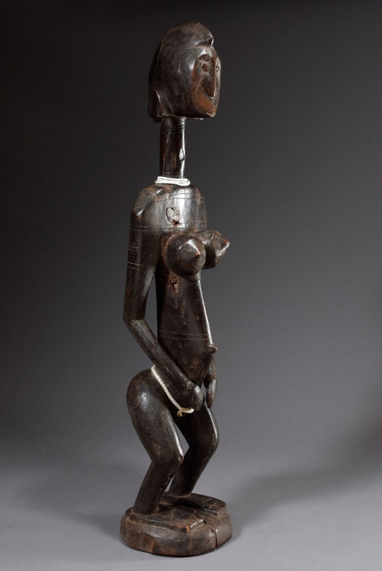 Afrikanische "Maternity" Figur mit Perlenketten und Skarifikationen, Holz geschnitzt und dunkel