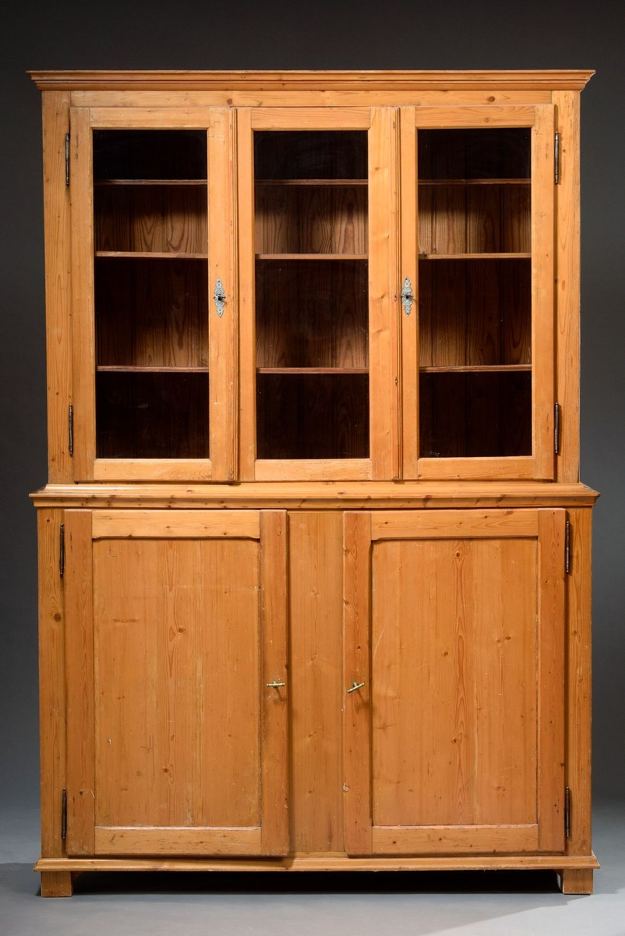 Weichholz Küchenschrank in schlichter Façon mit drei verglasten Schiebetüren, 216x149x45cmSoftwood