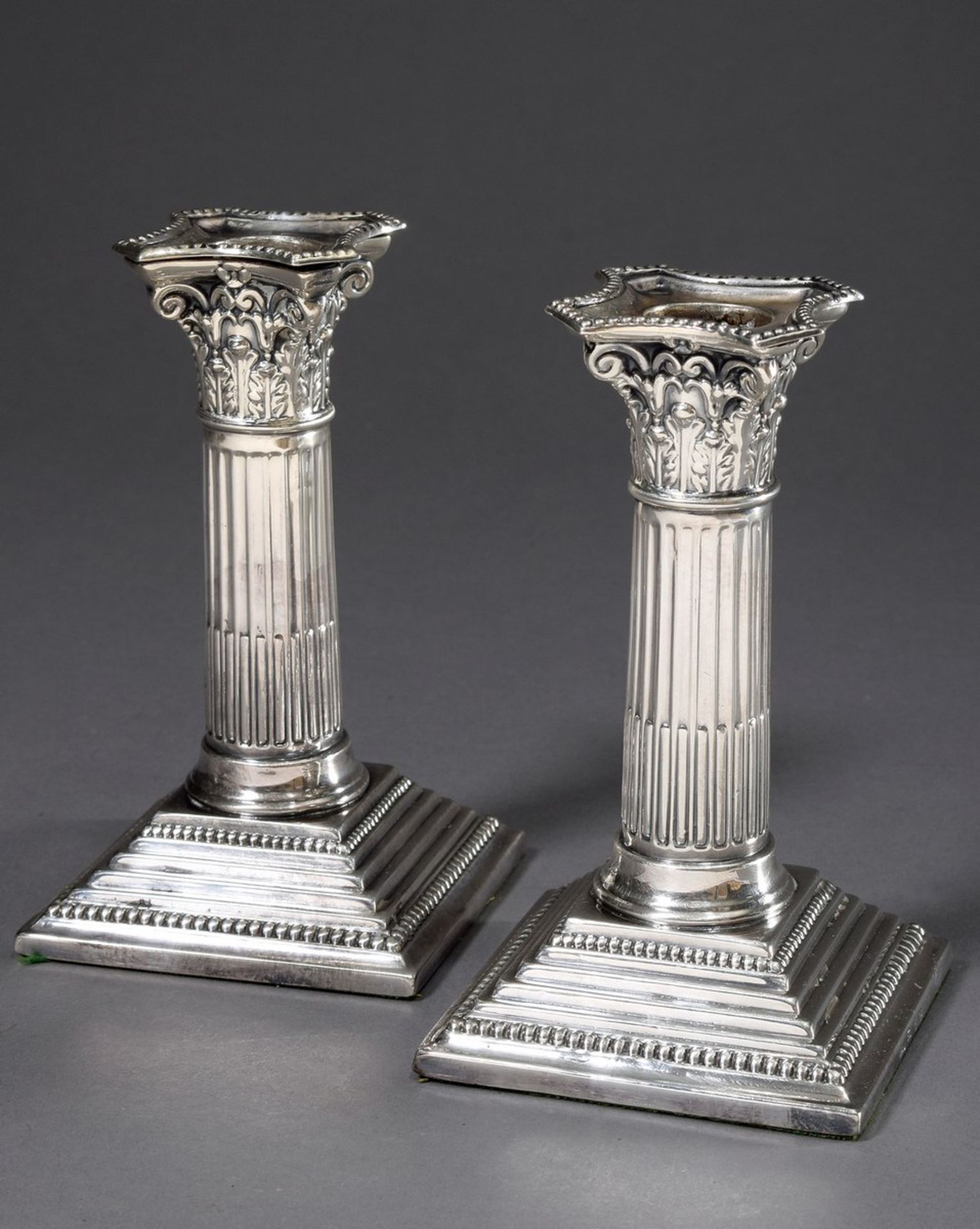 Paar englische Säulenleuchter, Barker Brothers, Birmingham 1898, Silber 925 (gefüllt), H. 15cm,