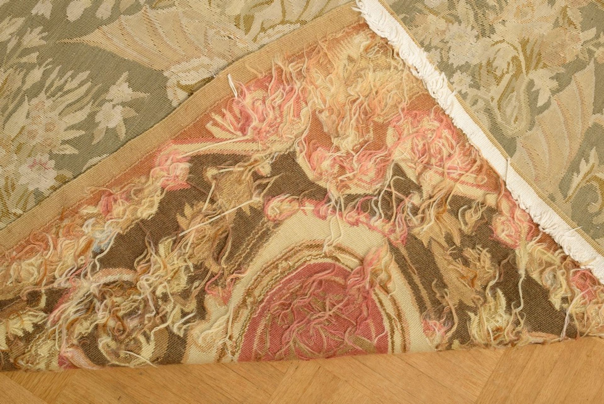 Großer Aubusson Teppich in Grün- und Beigetönen nach altem Vorbild, 20.Jh., 280x310cm - Bild 5 aus 9